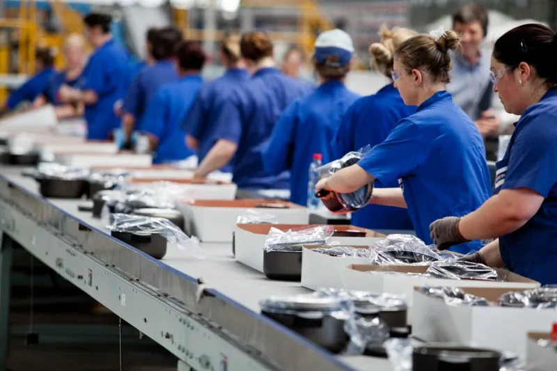 Tarifaço dos EUA pressiona indústria gaúcha: férias, redução de turnos e demissões emergem como medidas de contenção - ValorPF