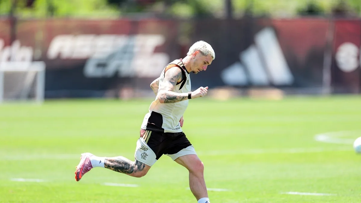 Varela treina com o elenco e vira opção do Flamengo no clássico
