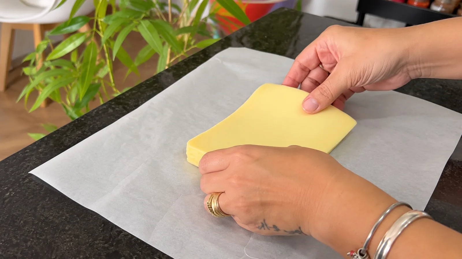 Papel-manteiga pode conservar melhor alguns tipos de queijo na geladeira