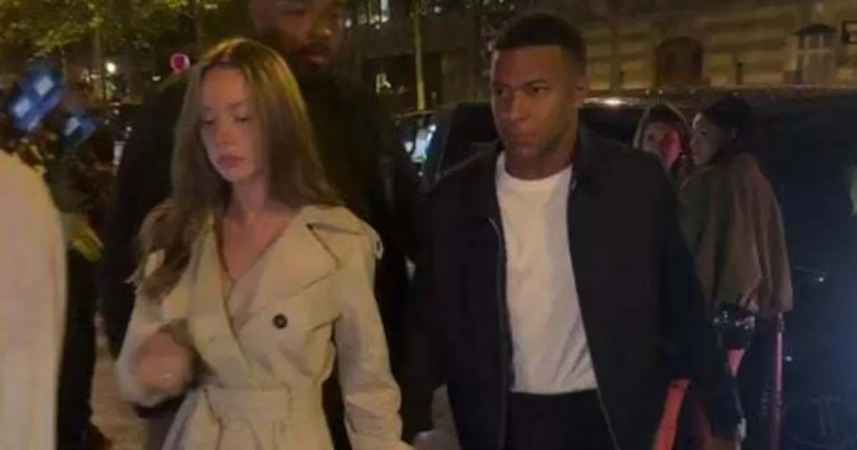 Mbappé viaja a Paris durante tratamento de lesão no joelho esquerdo