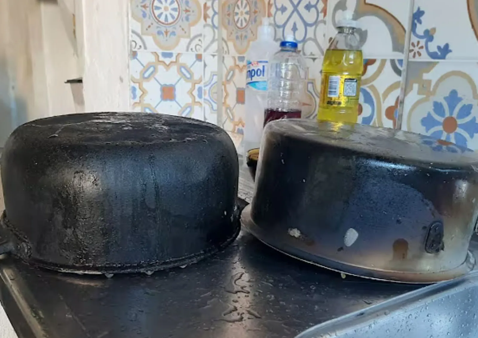 Água quente e bicarbonato ajudam a limpar panela queimada sem palha de aço