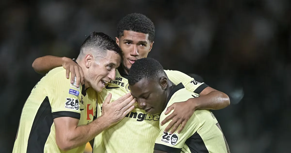 Vasco goleia o Coritiba por 5 a 0 e deixa a zona de rebaixamento