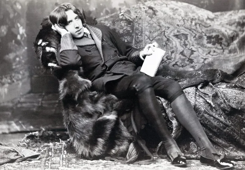 Oscar Wilde usa ironia para tensionar amor e felicidade em romance