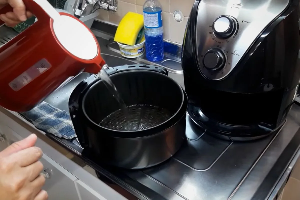 Água morna e detergente ajudam a soltar gordura da bandeja da Air Fryer
