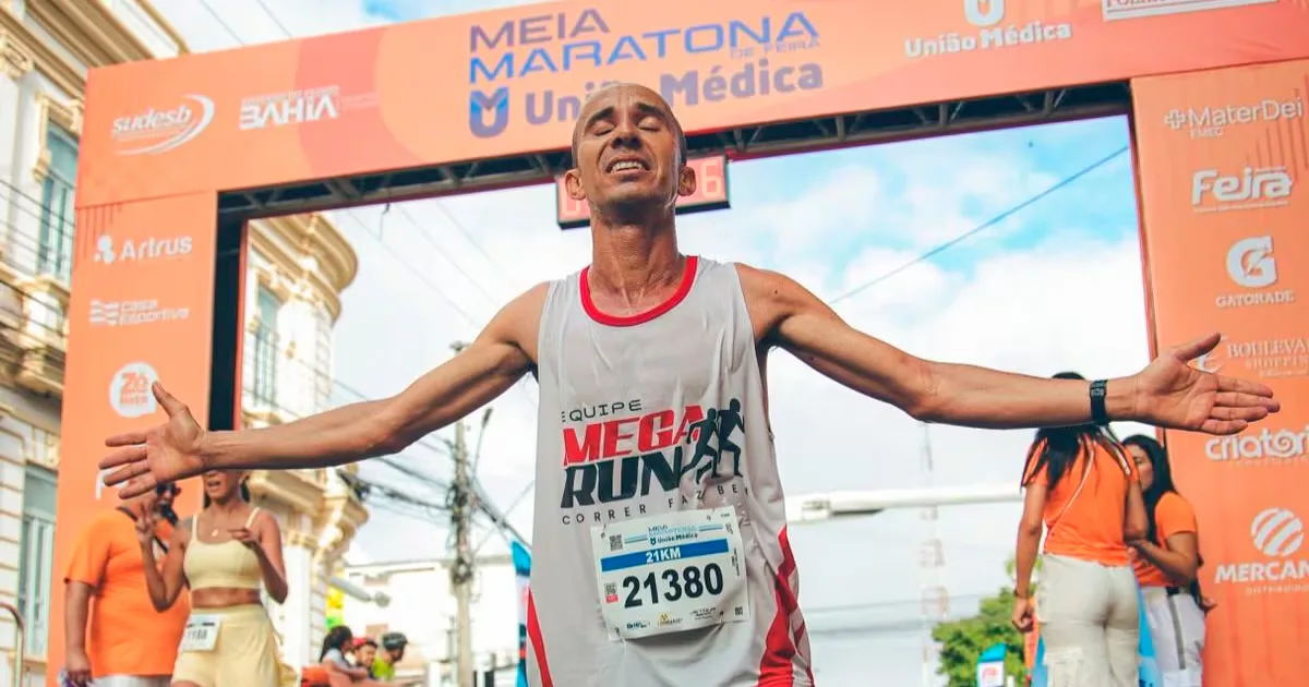 Valdemar Boró usa premiação para exibir camisetas de patrocinadores