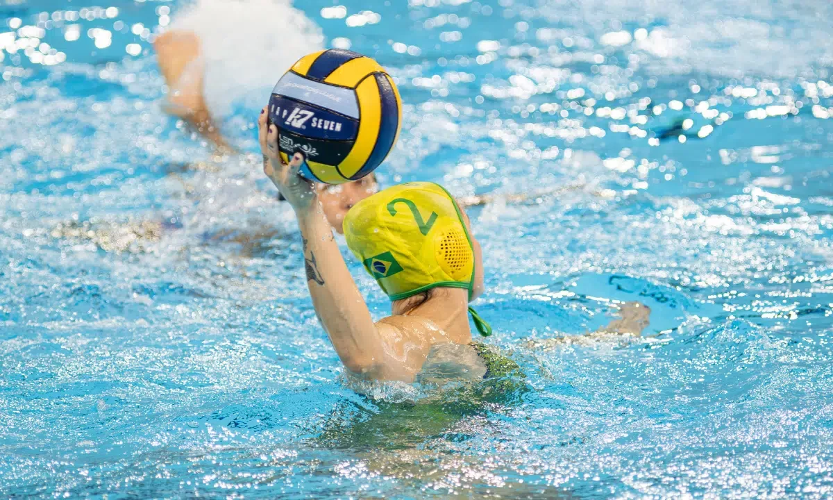 Brasil supera Argentina no masculino e goleia Colômbia no polo aquático