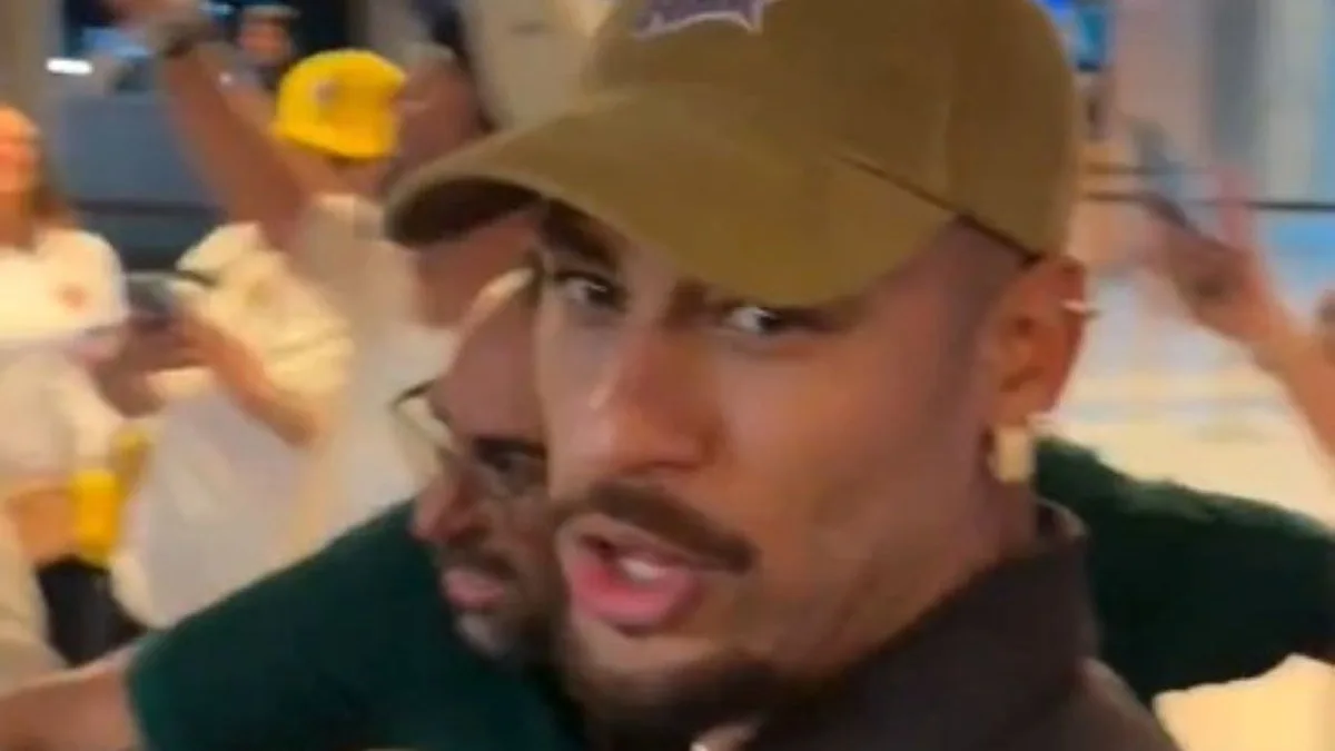 Neymar e Jorginho se encontram no Maracanã durante jogo da NFL