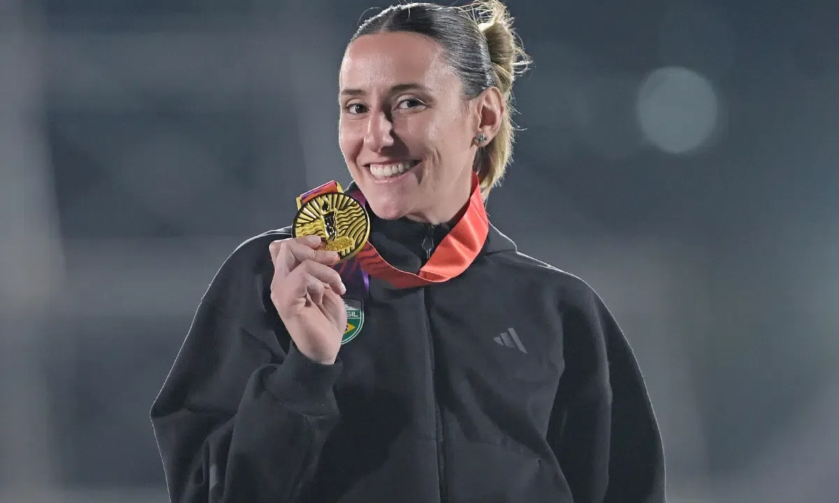 Juliana Campos leva ouro no salto com vara após superar lesão e adaptações