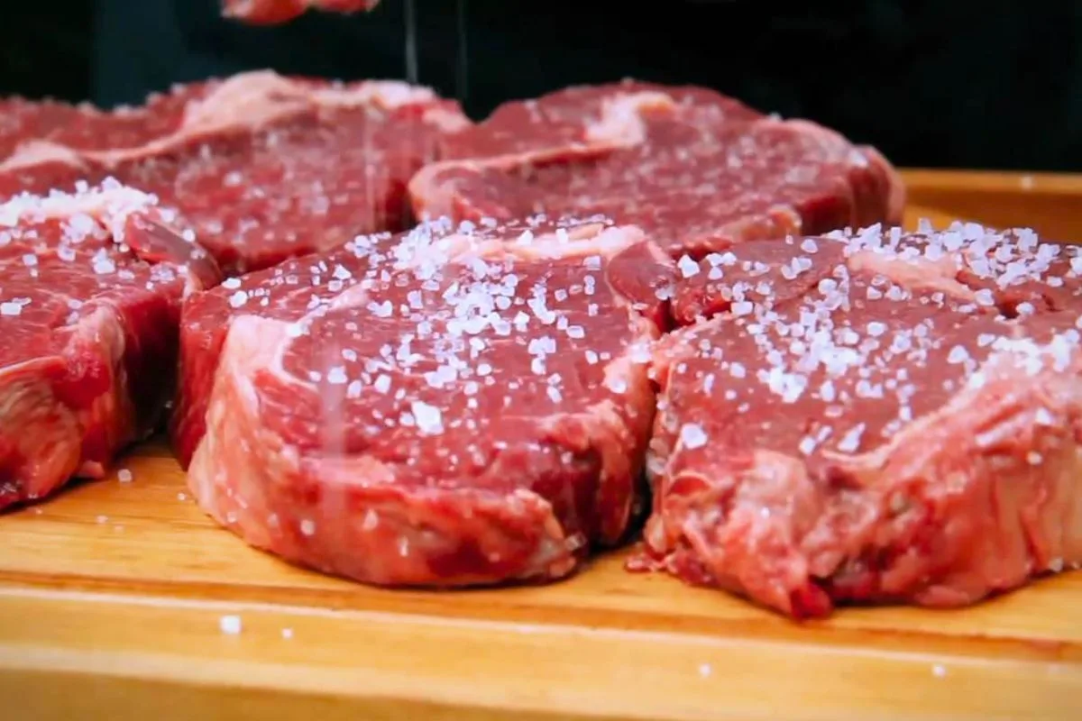 Mamão verde pode amaciar cortes firmes antes do churrasco