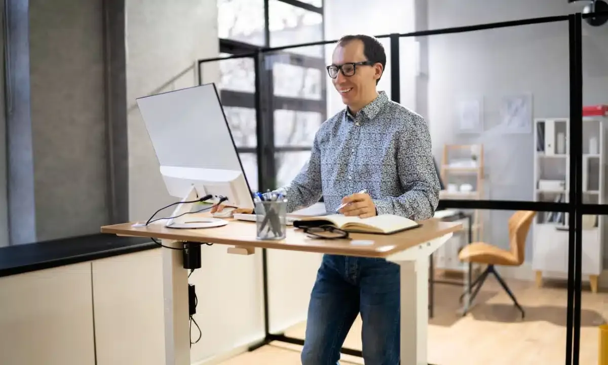 Home office exige limites, pausas e movimento ao longo do dia