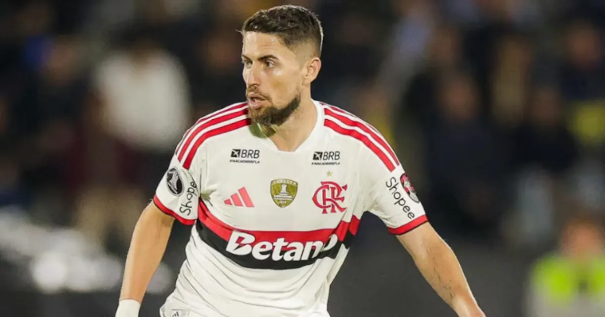 Volante do Flamengo reage após Conmebol usar sua foto no lugar de Jorginho