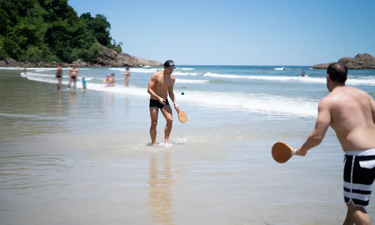 Arenas levam beach tennis e futevôlei para além do litoral