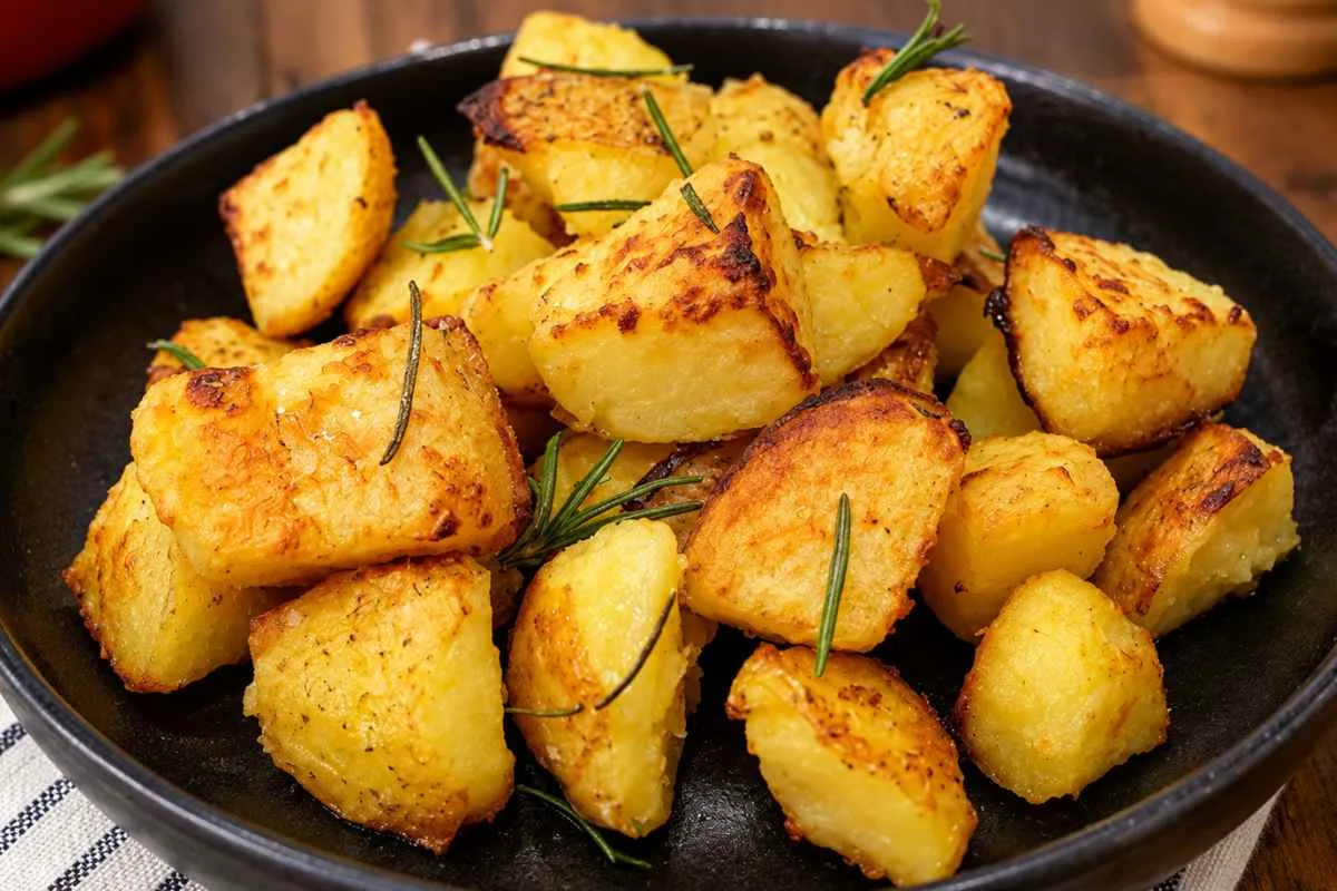 Páprica e amido ajudam a dourar batatas no forno sem aumentar o óleo