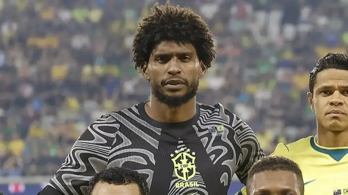 Hugo Souza explica falha em gol de falta e fala sobre críticas na Seleção