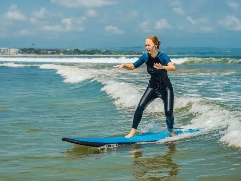 Surf ganha espaço entre iniciantes que começam na vida adulta