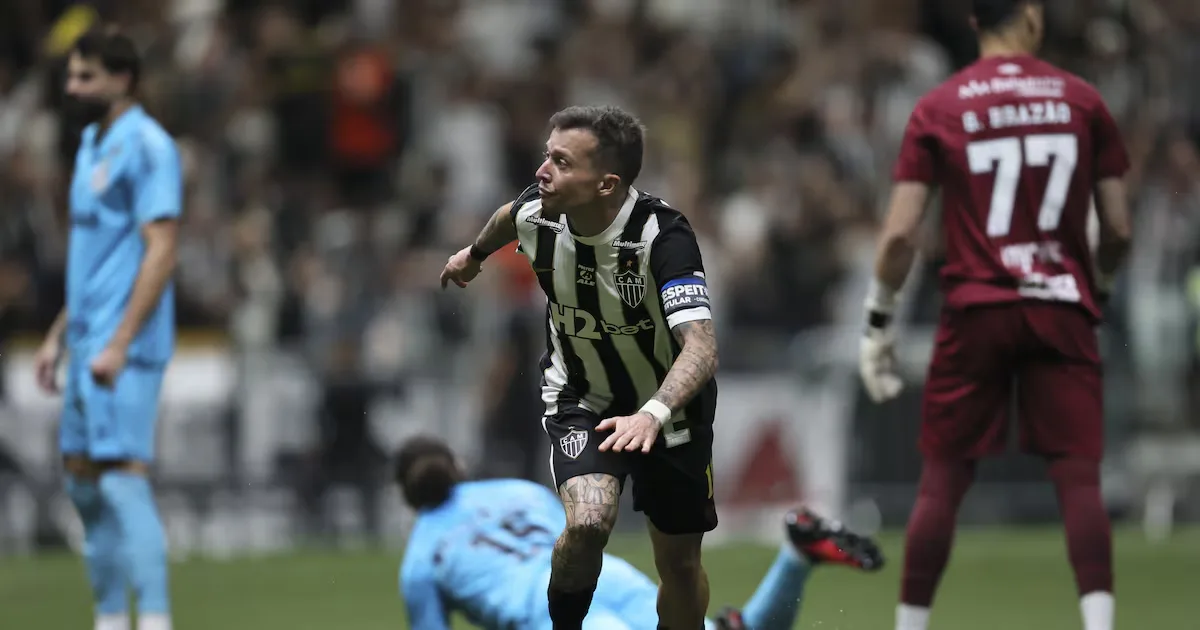 Atlético-MG supera Santos em noite de virada e vai à semifinal continental