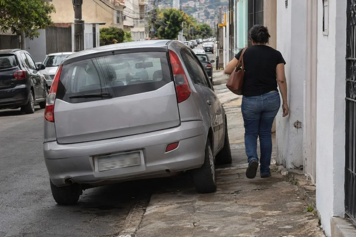 Estacionar com duas rodas na calçada pode gerar multa e cinco pontos na CNH