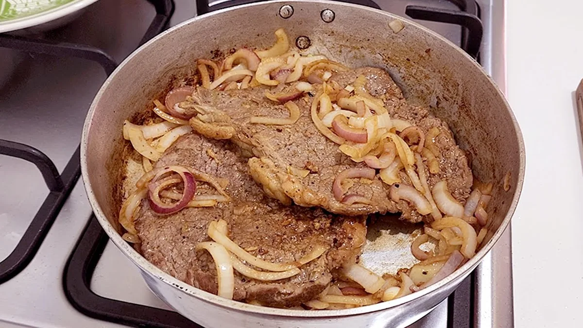 Quando salgar o bife para preservar a suculência e formar crosta