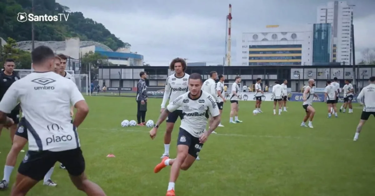 Santos deixa o CT Rei Pelé rumo ao duelo de volta com o Atlético-MG