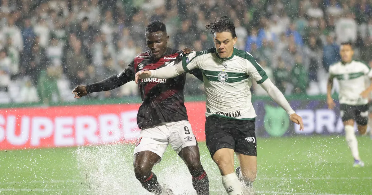 Coritiba marca duas vezes no fim e empata clássico com Athletico por 3 a 3