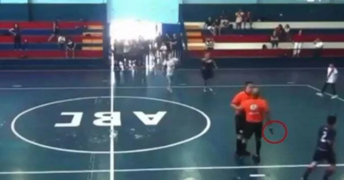 Vídeos registram árbitro com revólver após cobrança de pênalti em futsal de base
