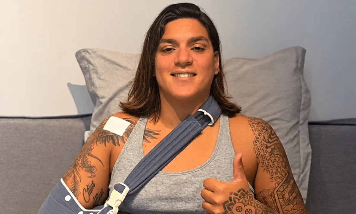 Ana Marcela Cunha passa por cirurgia no ombro direito em São Paulo