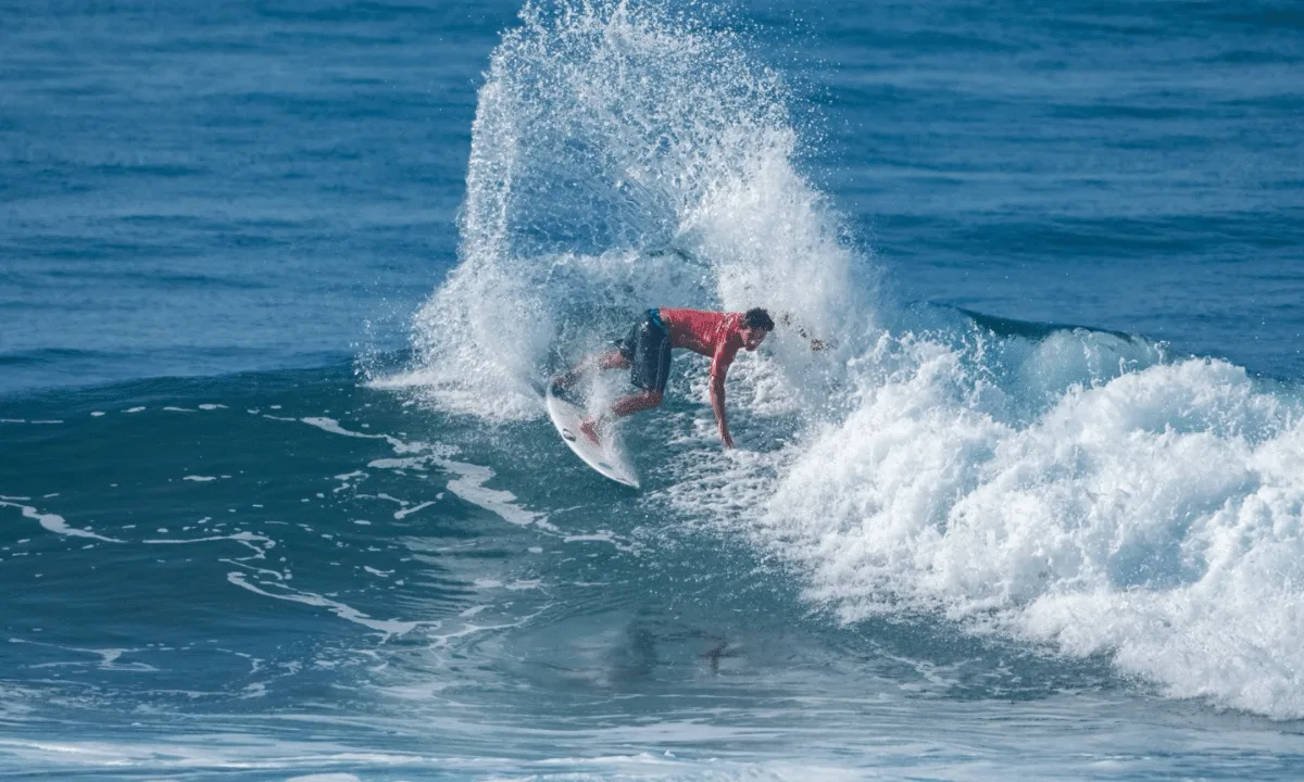 Ryan Martins vai direto ao round 3 no Mundial Júnior de Surfe