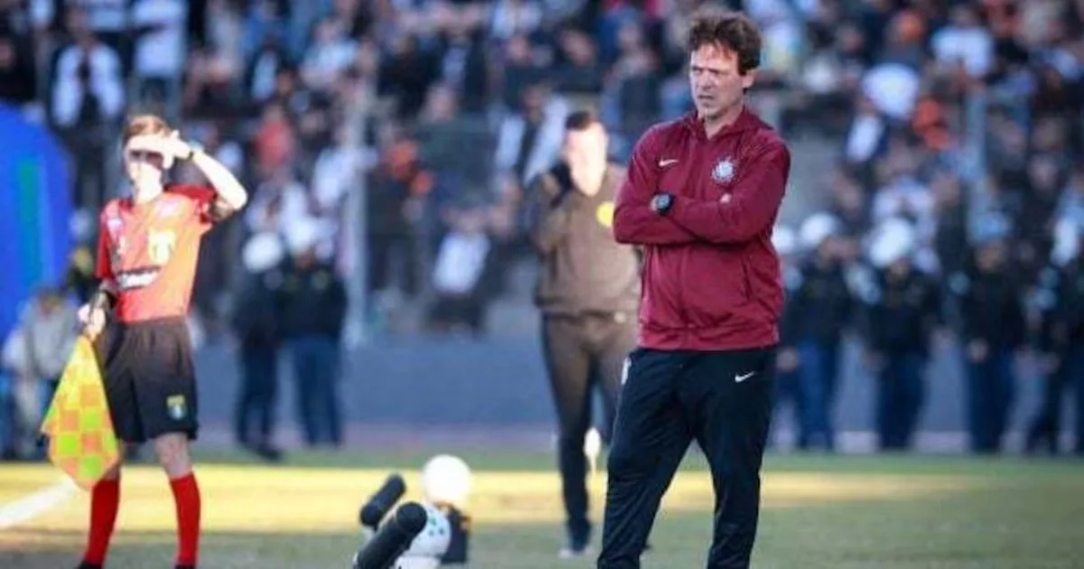 Diretoria mantém Diniz, e Corinthians terá pausa antes de duelo com Inter