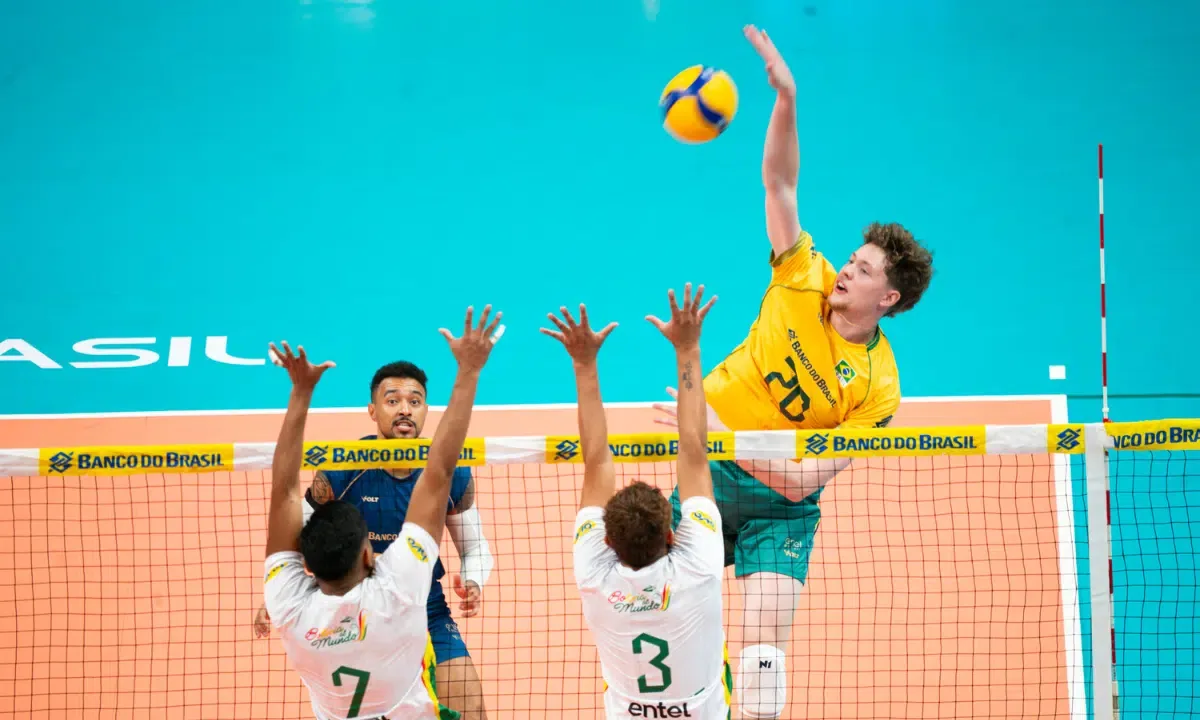Lukas Bergmann destaca saque e pede dicas a Julia no vôlei